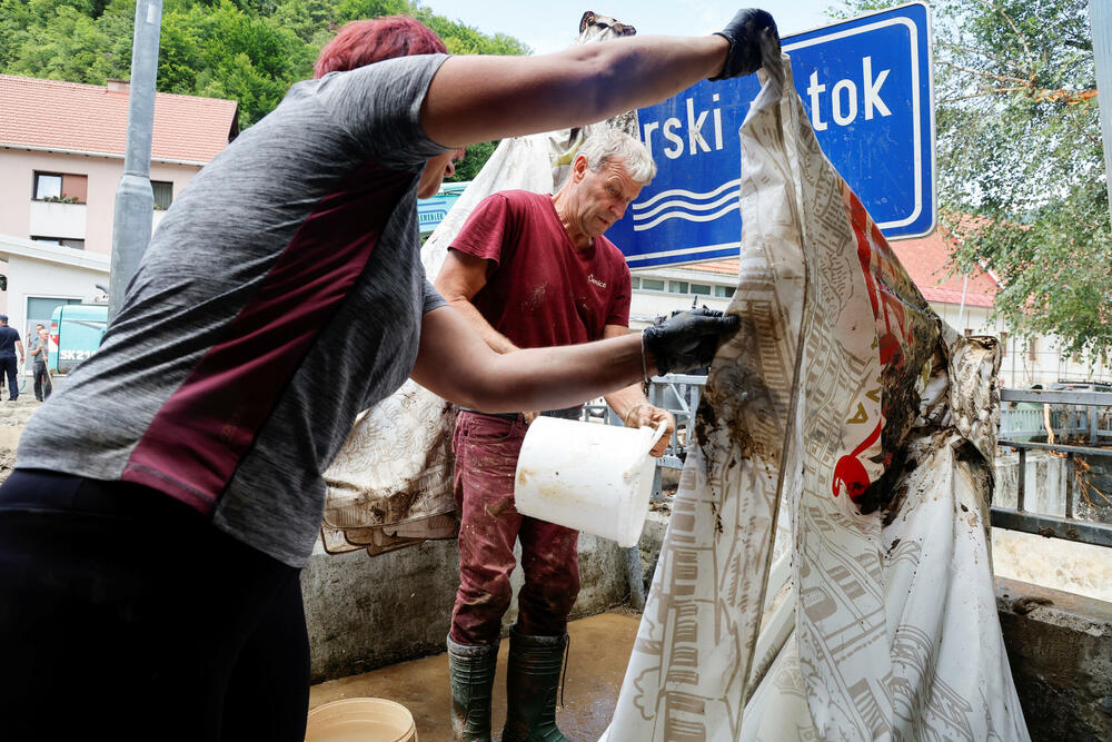 <p>Obilne kiše danima su zahvatile oko dvije trećine Slovenije, uništavajući zgrade i mostove i nanijevši štetu od oko 500 miliona eura.</p>