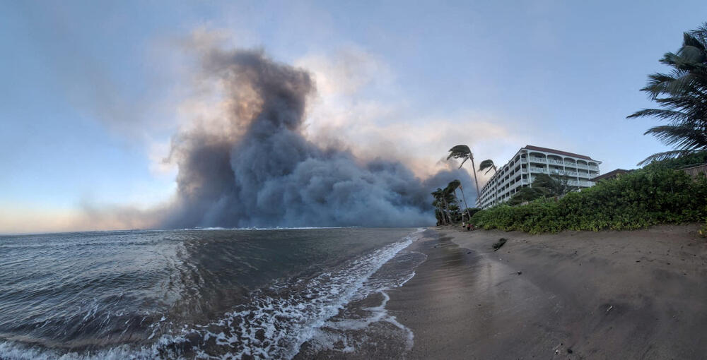 <p>Povrijeđeno je više od dvadeset osoba, a neki su prebačeni na liječenje u Honolulu, glavni grad Havaja na ostrvu Oahu. Požari, koji se šire zbog jakog vjetra, primorali su hiljade na evakuaciju dok je istorijski grad Lahaina, na Mauiju, razoren</p>