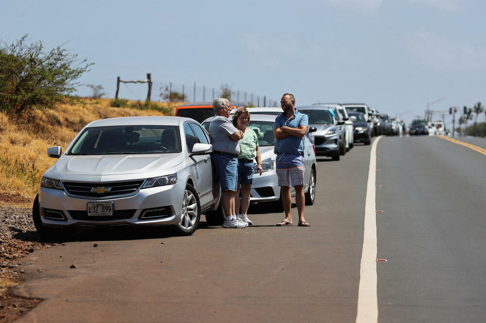 <p>Povrijeđeno je više od dvadeset osoba, a neki su prebačeni na liječenje u Honolulu, glavni grad Havaja na ostrvu Oahu. Požari, koji se šire zbog jakog vjetra, primorali su hiljade na evakuaciju dok je istorijski grad Lahaina, na Mauiju, razoren</p>