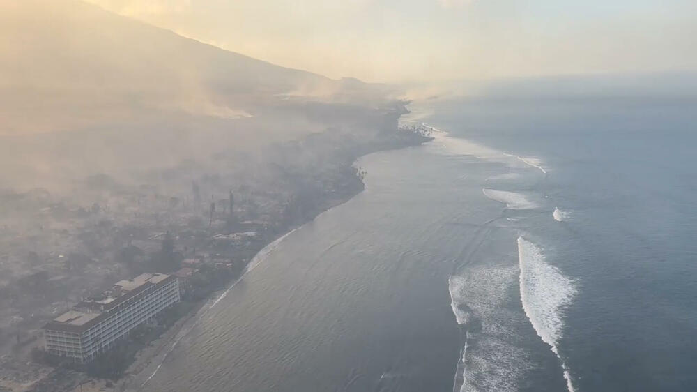 <p>Povrijeđeno je više od dvadeset osoba, a neki su prebačeni na liječenje u Honolulu, glavni grad Havaja na ostrvu Oahu. Požari, koji se šire zbog jakog vjetra, primorali su hiljade na evakuaciju dok je istorijski grad Lahaina, na Mauiju, razoren</p>