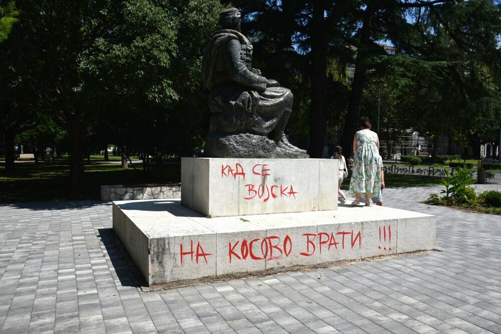 <p>Isti grafit bio je ispisan kod bivše kasarne Masline u Podgorici, a Komunalna policija Glavnog grada ga je prekrečila</p>