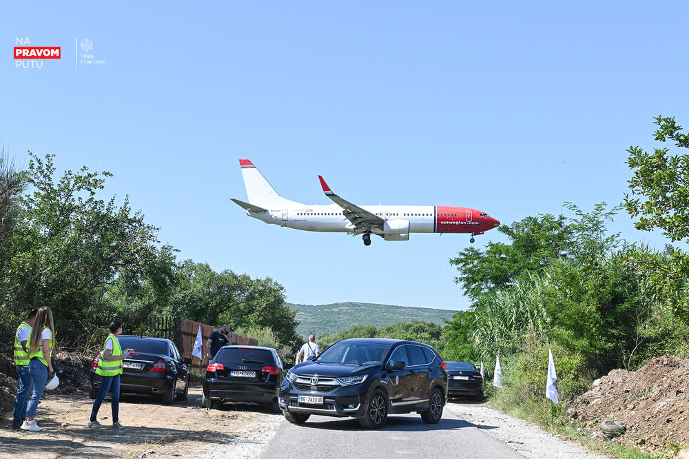 <p>Trasa bulevara prolazi preko teritorije tri opštine: Tivat, Kotor i Budva, a radovi su započeli na dionici između kotorske raskrsnice i Tivta, preko dijela zemljišta nekadašnjeg polojoprivrednog doba Montepranzo čija je ekspropriacija jedino do sada završena.</p>