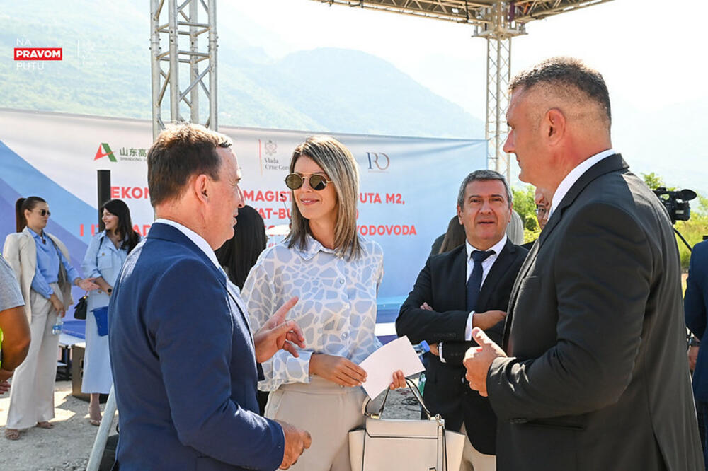 <p>Trasa bulevara prolazi preko teritorije tri opštine: Tivat, Kotor i Budva, a radovi su započeli na dionici između kotorske raskrsnice i Tivta, preko dijela zemljišta nekadašnjeg polojoprivrednog doba Montepranzo čija je ekspropriacija jedino do sada završena.</p>