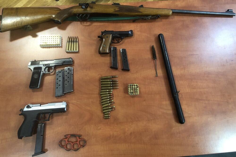 Oružje pronađeno tokom pretresa na više lokacija u Bijelom Polju, Foto: Uprava policije