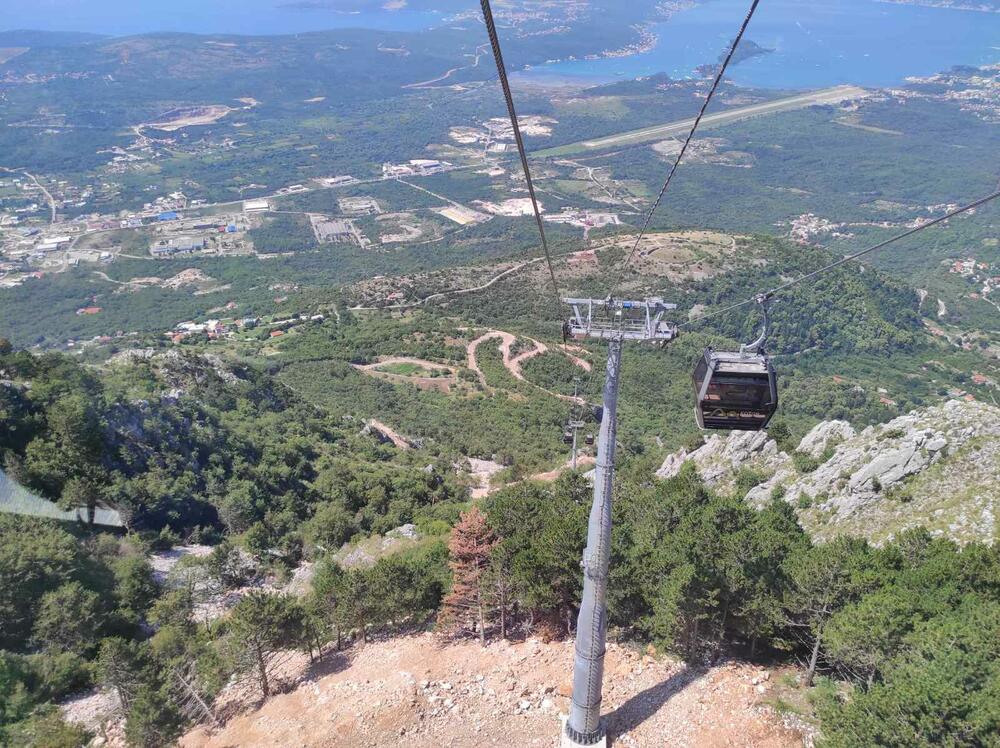 <p>Žičara, koja je danas otvorena za komercijalnu vožnju, izgrađena je za nešto više od godinu otkako je postavljen kamen temeljac u julu 2022.</p>