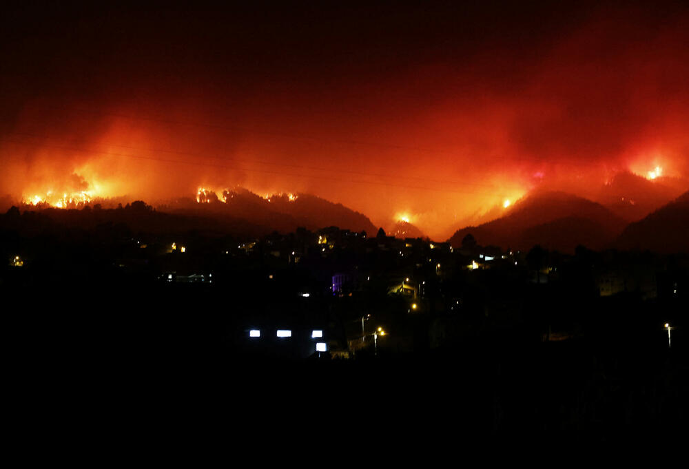 <p>Hitna služba spasavanja saopštila je da bi broj evakuisanih "mogao da premaši 26.000".<br /> </p>