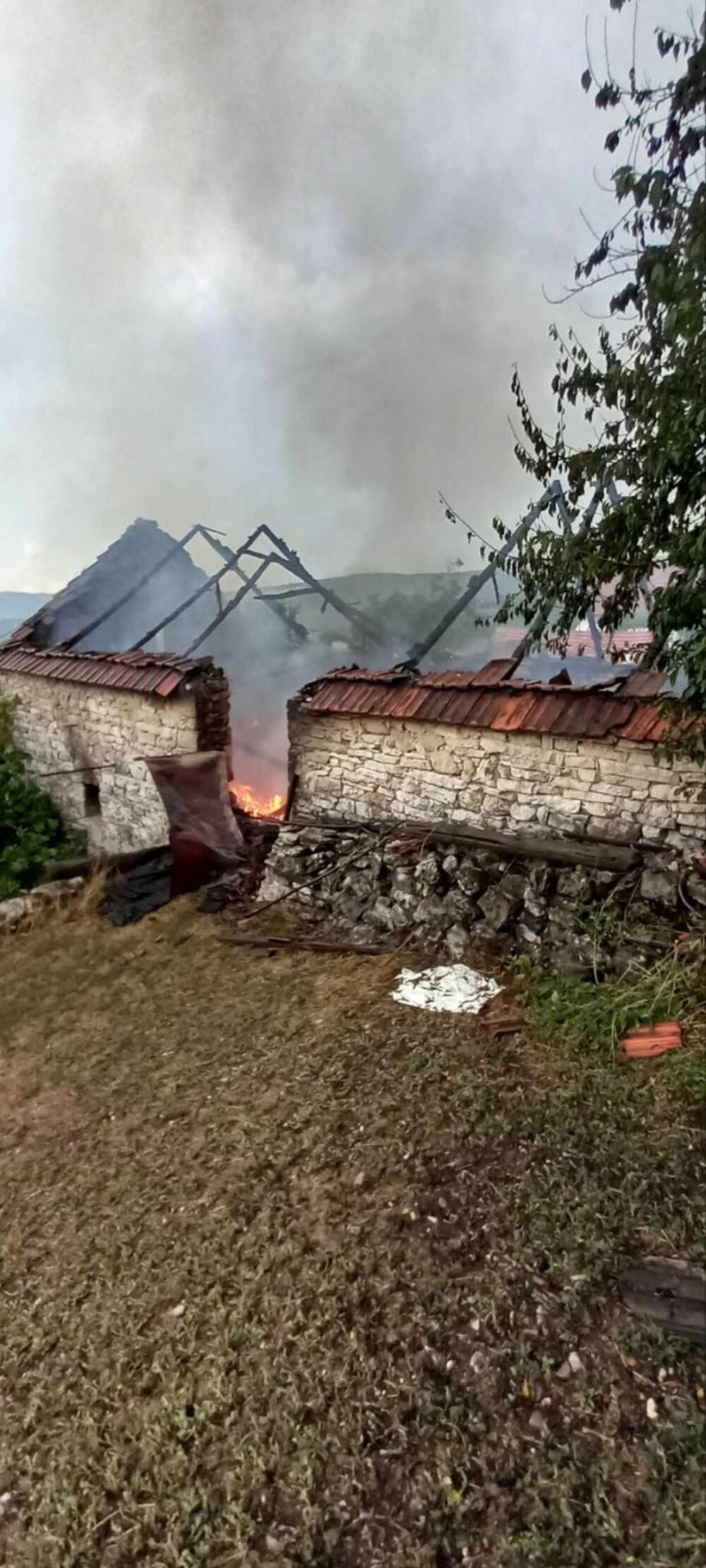 <p>"Grom je pogodio jedan od stubova za struju, koji nije bio blizu moje kuće i štale, ali se udar prenio kablovima od struje i odmah zapalio štalu", kazao je Vladimir Vanja Papić</p>