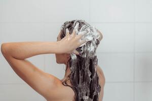 Zašto je pranje kose jednom nedjeljno loša ideja: Čak i kad...