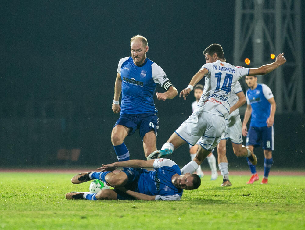 <p>Šampion lako protiv Arsenala (2:0), Sutjeska vezala šesti meč bez pobjede nakon remija u Petrovcu (1:1), prvi gol i prva pobjeda Rudara - 1:0 protiv Dečića, Mornar protiv Jedinstva od 0:2 do 4:3</p>