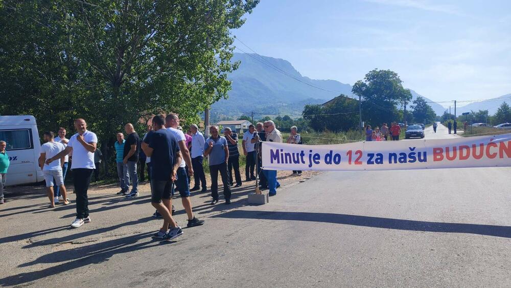 <p>"Naši zahtjevi nijesu megalomanski. Iz Župe svakog dana odlazi po milion eura, a ove godine ni cent nije uložen u infrastrukturu našeg kraja i to nesposobnošću opštinskih ili državnih organa."</p>