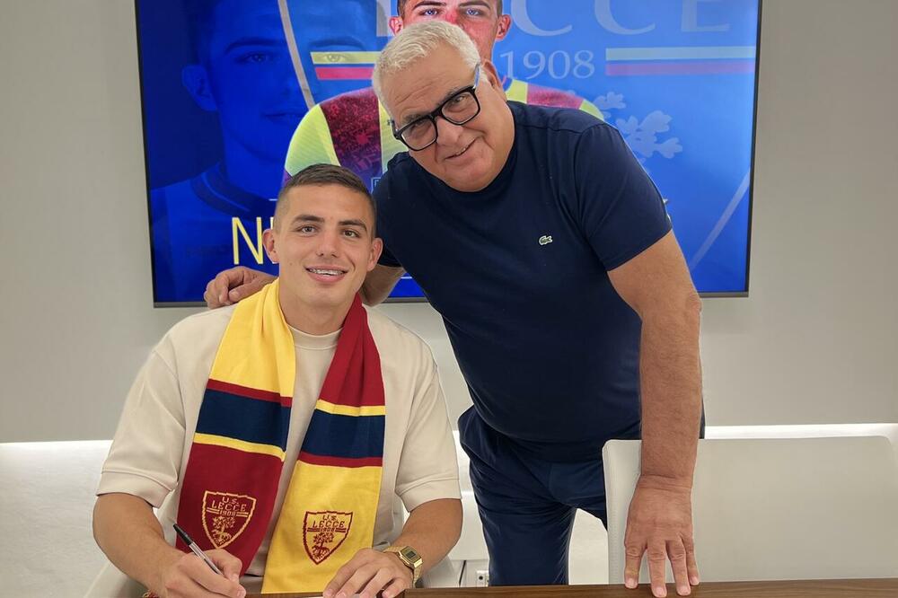 Krstović i Korvino prilikom potpisivanja ugovora, Foto: U.S. Lecce (X)