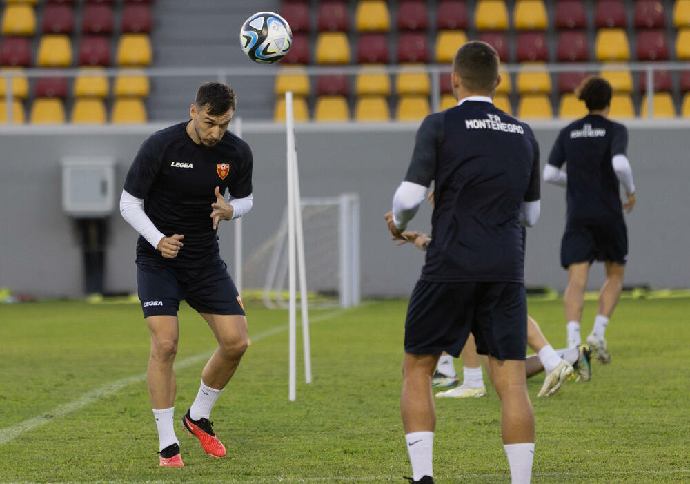 <p>Fudbalska reprezentacija Crne Gore odradila je posljednji trening u Podgorici pred odlazak u Kaunas na utakmicu protiv Litvanije (četvrtak, 18) u kvalifikacijama za Evropsko prvenstvo.</p>