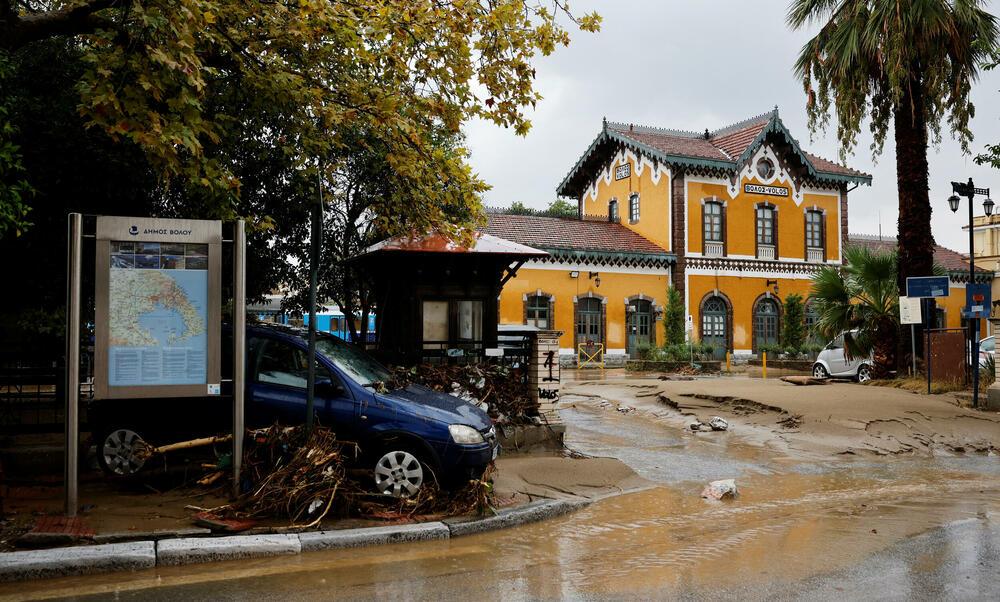 <p>U Grčkoj policija je zabranila saobraćaj u centralnom gradu Volosu, obližnjoj planinskoj oblasti Pilion i ostrvu Skijatos zbog rekordnih padavina</p>