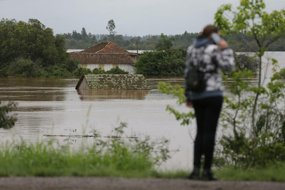 <p>Od ponedjeljka uveče registrovano je 1.650 ljudi koji su ostali bez krova nad glavom, saopštila je Vlada države Rio Grande do Sul</p>