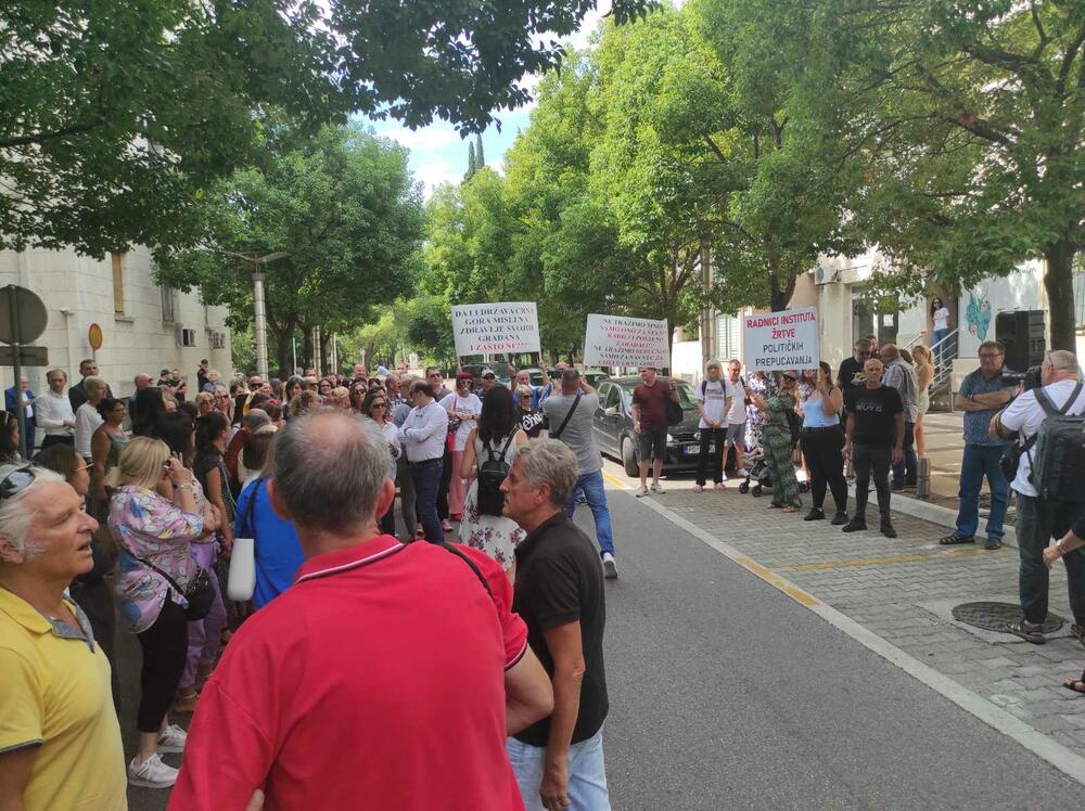 <p>"Ljudski resurs je ono što se mora sačuvati, to su oni koji rade u Institutu Igalo", kazala je ispred Vlade predsjednica Sindikata Instituta Igalo Marija Obradović</p>