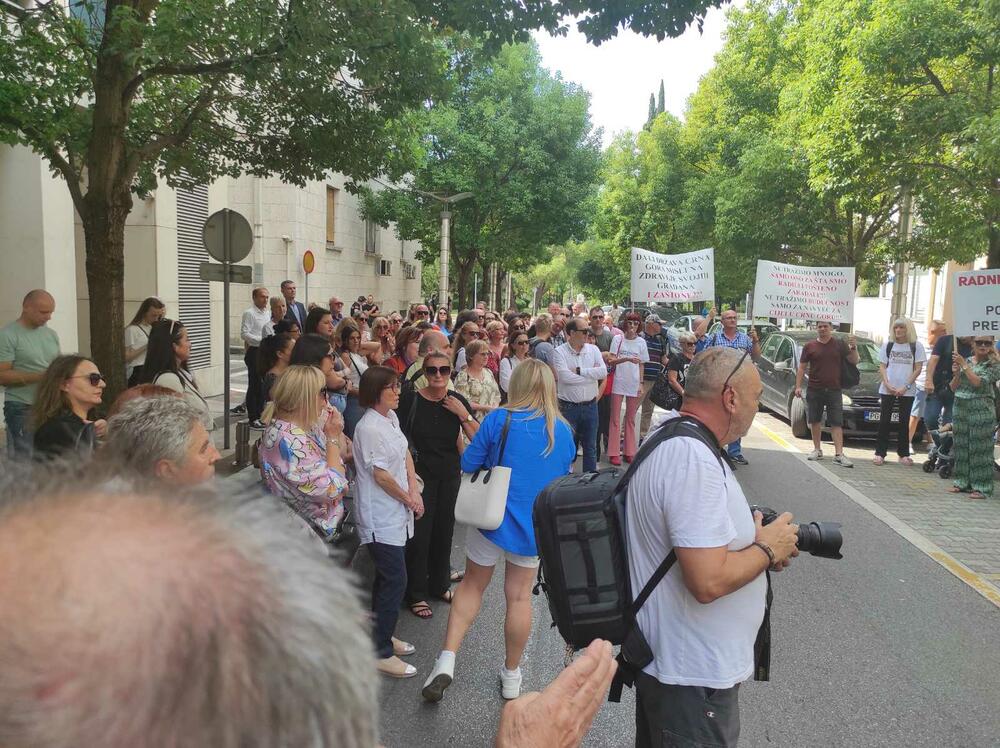 <p>"Ljudski resurs je ono što se mora sačuvati, to su oni koji rade u Institutu Igalo", kazala je ispred Vlade predsjednica Sindikata Instituta Igalo Marija Obradović</p>