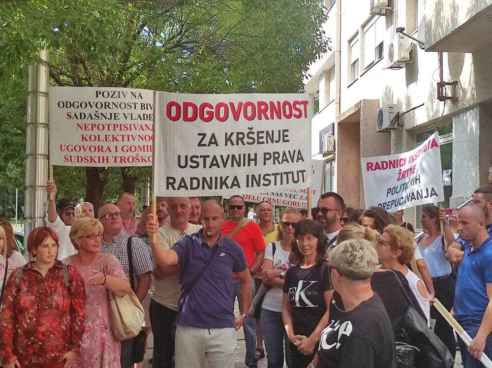 <p>"Ljudski resurs je ono što se mora sačuvati, to su oni koji rade u Institutu Igalo", kazala je ispred Vlade predsjednica Sindikata Instituta Igalo Marija Obradović</p>