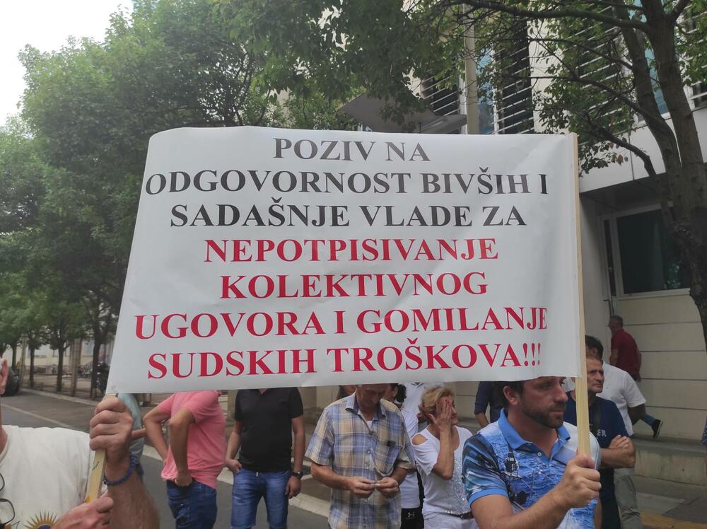 <p>"Ljudski resurs je ono što se mora sačuvati, to su oni koji rade u Institutu Igalo", kazala je ispred Vlade predsjednica Sindikata Instituta Igalo Marija Obradović</p>