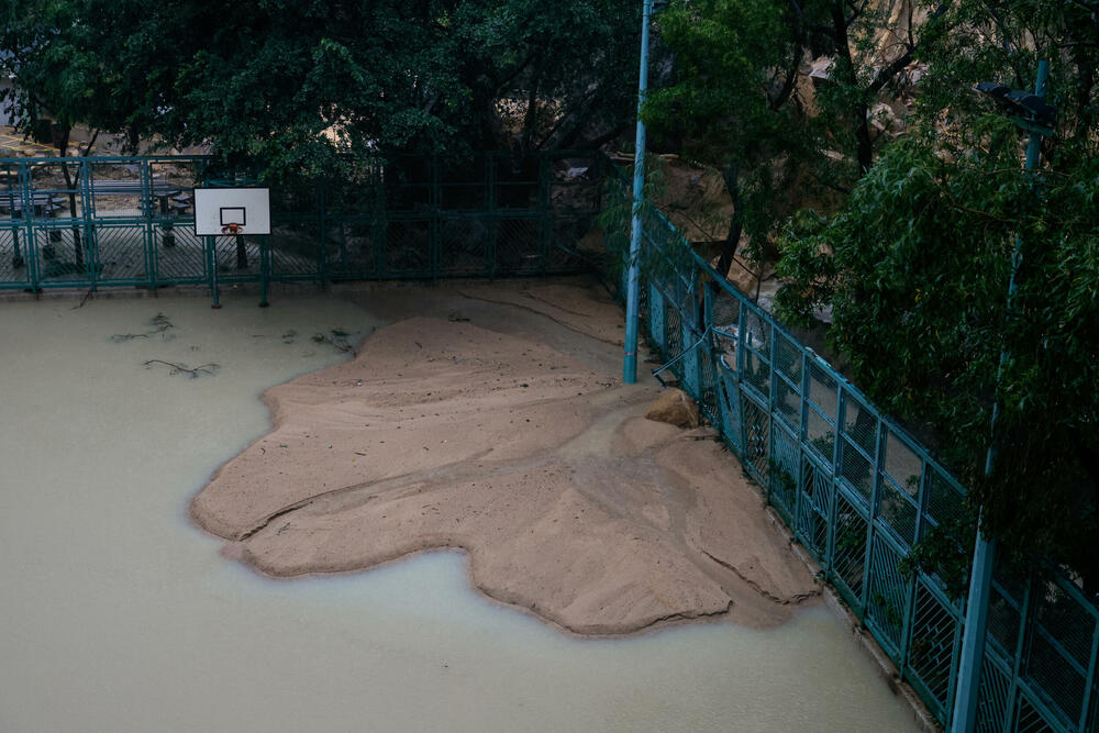 <p>Meteorološki zavod saopštio je da je pljusak, koji je počeo u četvrtak, najveći u Hongkongu u skoro 140 godina</p>