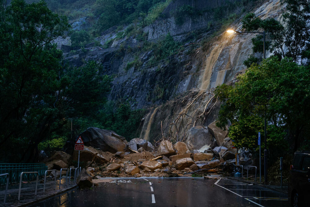 <p>Meteorološki zavod saopštio je da je pljusak, koji je počeo u četvrtak, najveći u Hongkongu u skoro 140 godina</p>