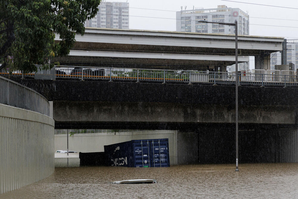 <p>Meteorološki zavod saopštio je da je pljusak, koji je počeo u četvrtak, najveći u Hongkongu u skoro 140 godina</p>