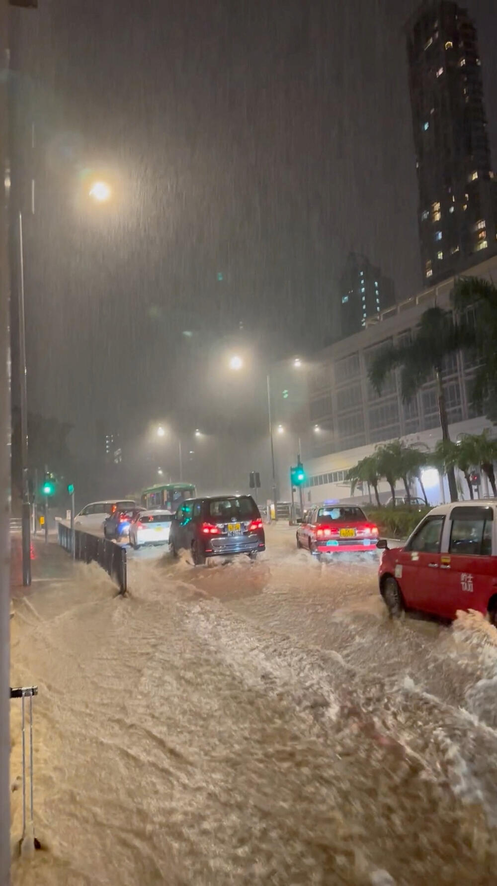 <p>Meteorološki zavod saopštio je da je pljusak, koji je počeo u četvrtak, najveći u Hongkongu u skoro 140 godina</p>