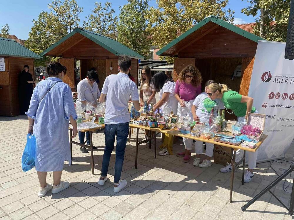 <p>Bazar, na kome je učešće uzelo oko 40 domaćih izlagača, ali i gosti iz Trebinja, Bileće, Plužina i Žabljaka, organizuju Turistička organizacija (TO) Nikšić u saradnji sa Mikro finansijskom institucijom (MFI) „Alter Modus“, a uz podršku Stalne radne grupe za regionalni ruralni razvoj</p>