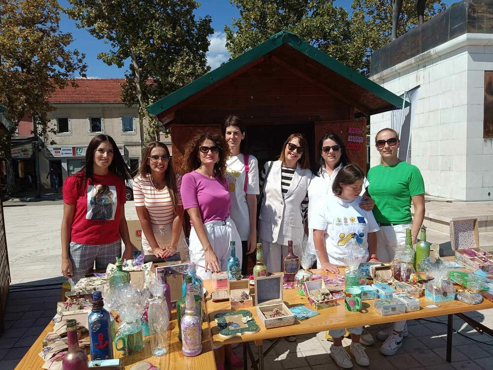 <p>Bazar, na kome je učešće uzelo oko 40 domaćih izlagača, ali i gosti iz Trebinja, Bileće, Plužina i Žabljaka, organizuju Turistička organizacija (TO) Nikšić u saradnji sa Mikro finansijskom institucijom (MFI) „Alter Modus“, a uz podršku Stalne radne grupe za regionalni ruralni razvoj</p>