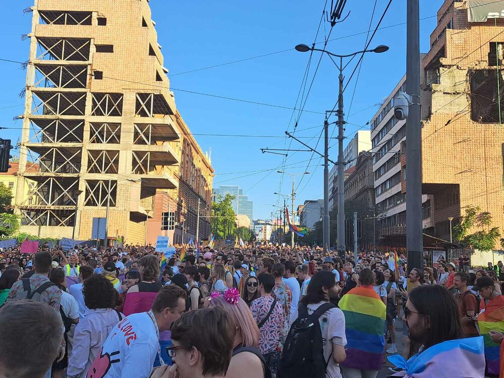 <p>Učesnici ukazali da odbijaju da žive u Srbiji u kojoj vlast ubjeđuje građane da sistem nije zakazao, u kojoj se odluke donose na osnovu anketa, u kojoj ne mogu da se biraju pol ili seksualna orijentacija</p>  <div contenteditable="false" tabindex="-1"> </div>