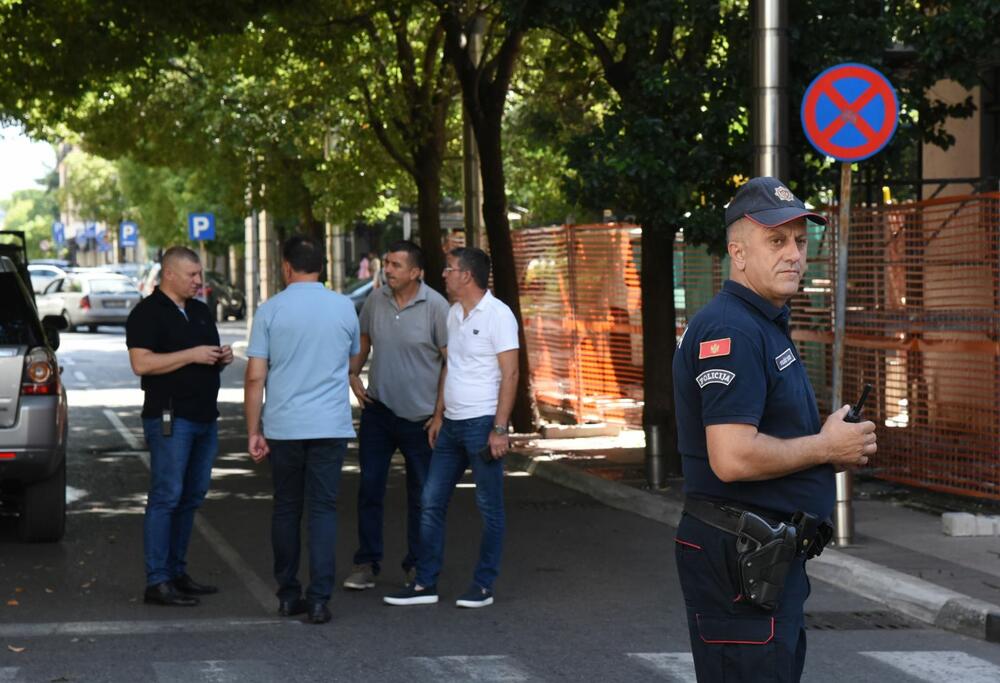 <p>Predsjednik Višeg suda sumnja da osoba koja je kopala tunel nije željela ukrasti dokaz koji je već bio predmet vještačenja, već da se pokušavalo doći u blizinu sobe za zadržavanje i da je možda pokušano bjekstvo</p>