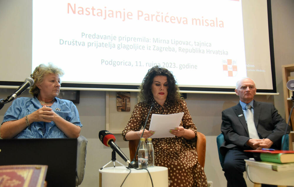 <p>Prof. Darko Žubrinić, predsjednik Društva prijatelja glagoljice i sekretarka Društva Mirna Lipovac održali su predavanje u Podgorici povodom 130 godina od štampanja prvog izdanja hrvatsko-glagoljskog Misala</p>