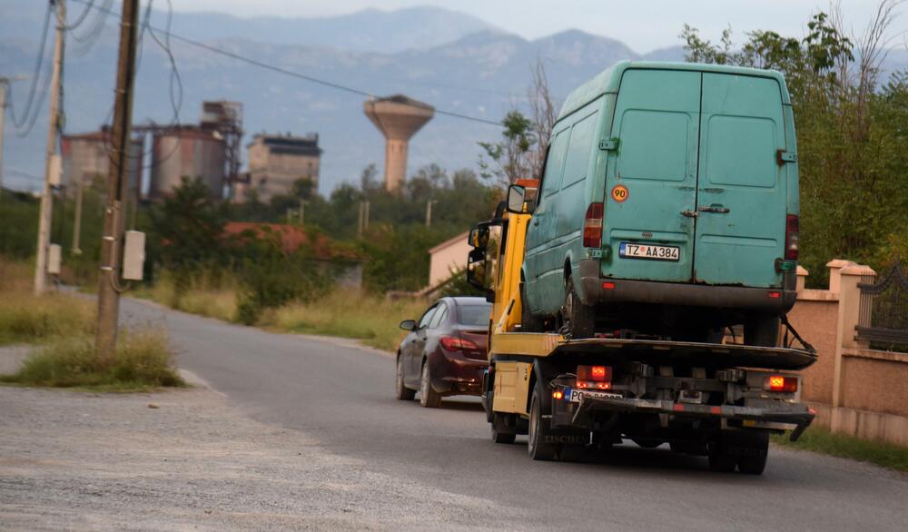 <p>Podgorička policija na teritoriji glavnog grada pronašla vozilo, tragaju za šestoricom osumnjičenih</p>  <p> </p>