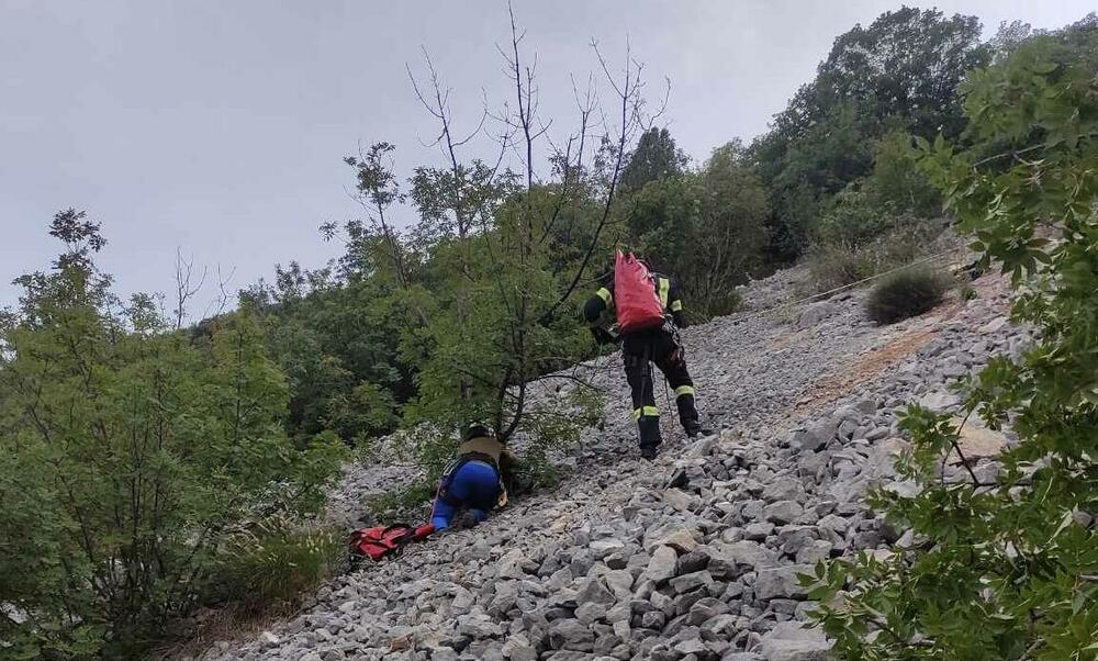 <p>"Nastradali se kretao iz pravca Nikšića, prema Podgorici i, iz za sada nepoznatih razloga, sletio je s puta. Nije bilo kontakta sa drugim vozilom, a istraga će pokazati šta se dogodilo"</p>