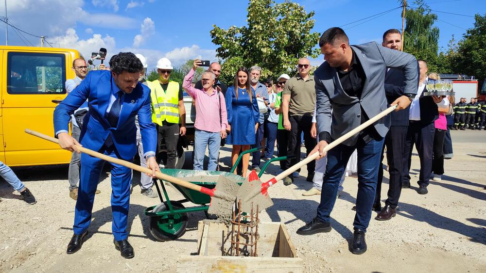 <p>Vatrogasni dom površine 2.500 kvadrata gradiće se na parceli od 5.000 metara kvadratnih, korisne površine oko 3.500 kvadrata, a vrijednost ukupnog projekta je 3,3 miliona eura<br /> </p>