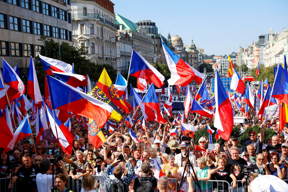 <p>Demonstranti nose transparente protiv vlade, ali i protiv NATO sa kojima su posle govora krenuli u marš centrom Praga na drugu obalu Vltave do ministarstva unutrašnjih poslova</p>