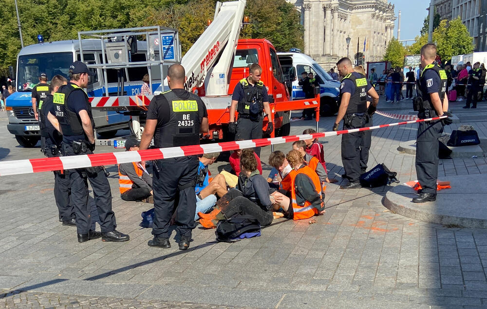 <p>„Nećemo zaustaviti naš protest ako se ne pokrene zaokret. Moramo da prestanemo sa korišćenjem nafte, prirodnog gasa i uglja najkasnije do 2030. godine“, navodi se u saopštenju „Posljednje generacije"</p>