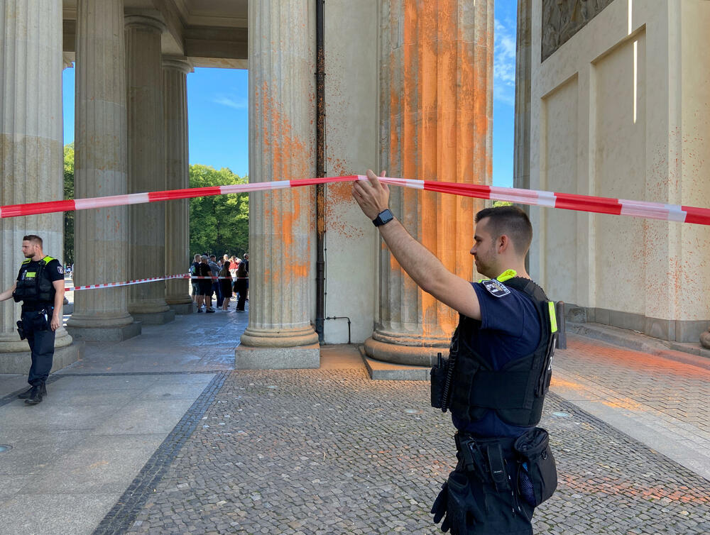 <p>„Nećemo zaustaviti naš protest ako se ne pokrene zaokret. Moramo da prestanemo sa korišćenjem nafte, prirodnog gasa i uglja najkasnije do 2030. godine“, navodi se u saopštenju „Posljednje generacije"</p>