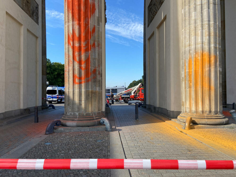 <p>„Nećemo zaustaviti naš protest ako se ne pokrene zaokret. Moramo da prestanemo sa korišćenjem nafte, prirodnog gasa i uglja najkasnije do 2030. godine“, navodi se u saopštenju „Posljednje generacije"</p>