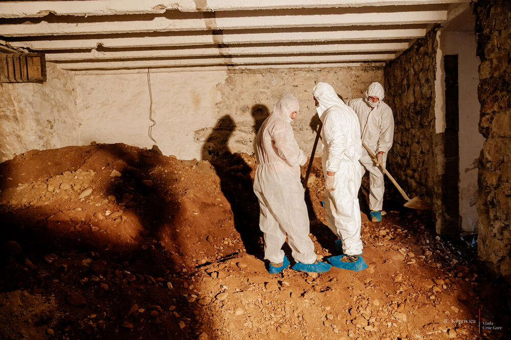 Krim-tehničari u stanu iz kog je prokopan tunel do depoa Višeg suda u Podgorici, Foto: Vlada Crne Gore