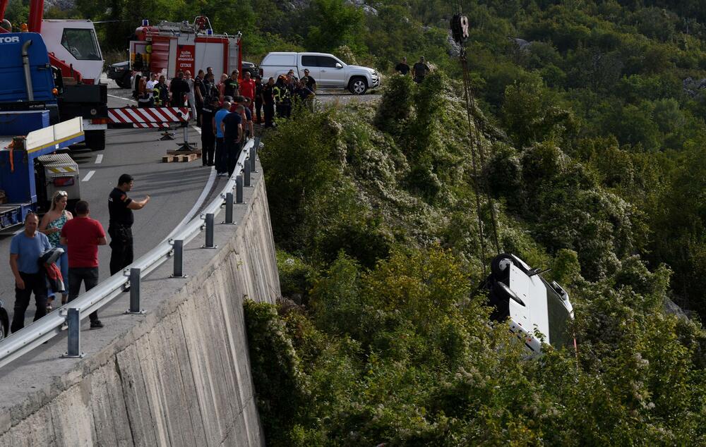 <p>Saobraćajna nesreća na Obzovici. Prvi podaci policije ukazuju da je u autobusu bilo između 30 i 35 putnika, kao i da u autobusu nije bilo djece</p>