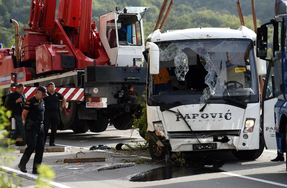 <p>Saobraćajna nesreća na Obzovici. Prvi podaci policije ukazuju da je u autobusu bilo između 30 i 35 putnika, kao i da u autobusu nije bilo djece</p>