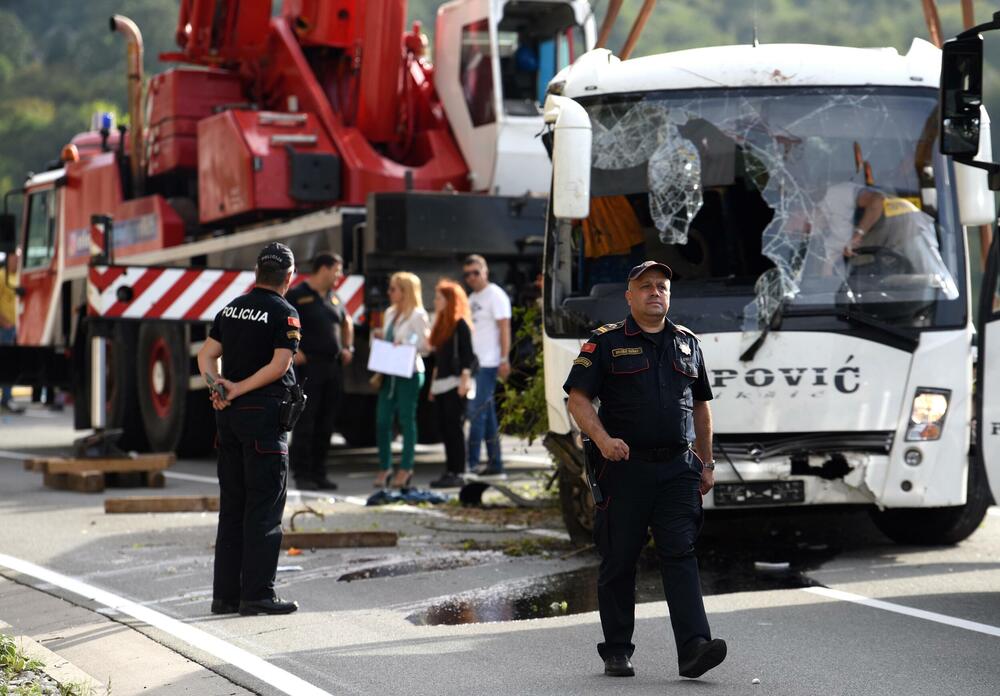 <p>Saobraćajna nesreća na Obzovici. Prvi podaci policije ukazuju da je u autobusu bilo između 30 i 35 putnika, kao i da u autobusu nije bilo djece</p>