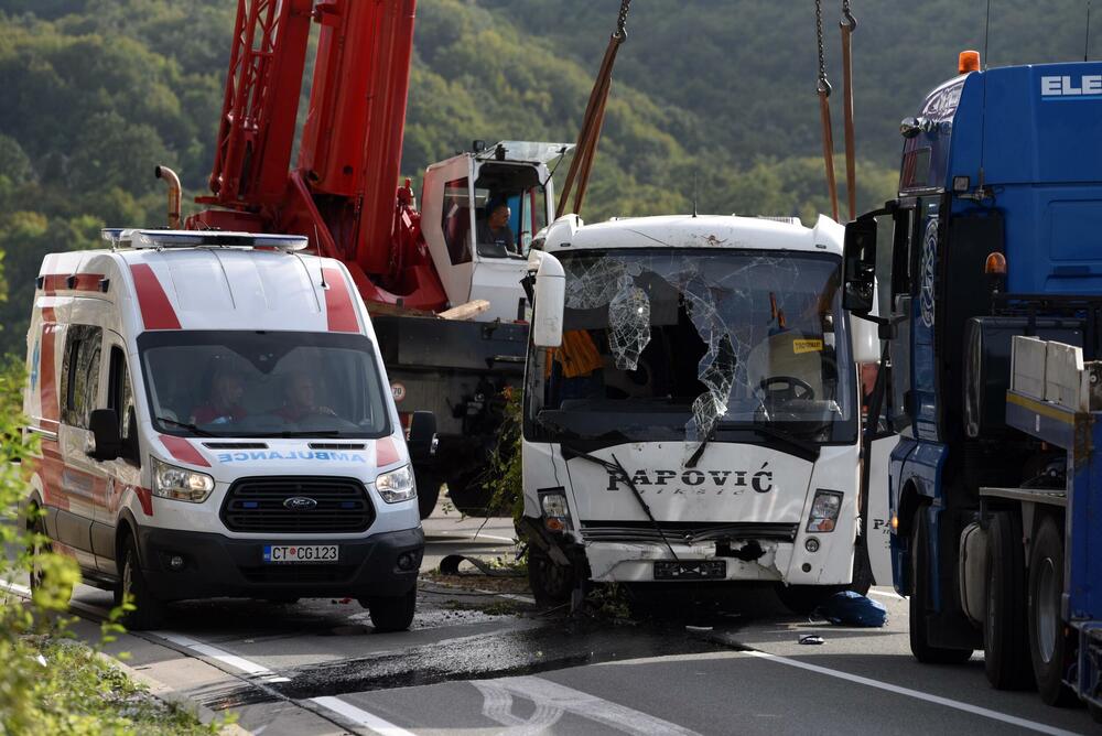 <p>Saobraćajna nesreća na Obzovici. Prvi podaci policije ukazuju da je u autobusu bilo između 30 i 35 putnika, kao i da u autobusu nije bilo djece</p>