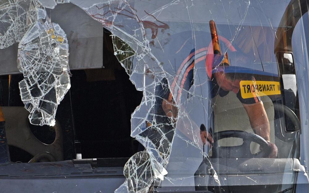 <p>Saobraćajna nesreća na Obzovici. Prvi podaci policije ukazuju da je u autobusu bilo između 30 i 35 putnika, kao i da u autobusu nije bilo djece</p>