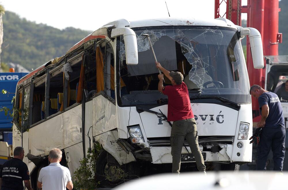 <p>Saobraćajna nesreća na Obzovici. Prvi podaci policije ukazuju da je u autobusu bilo između 30 i 35 putnika, kao i da u autobusu nije bilo djece</p>