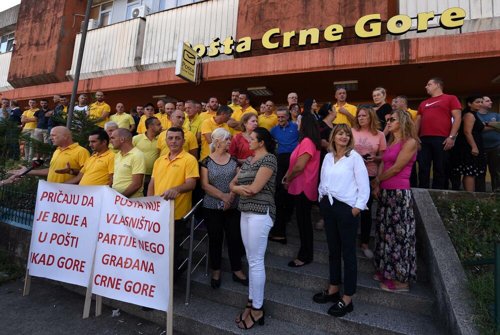 <p>Zaposleni traže povećanje zarada za 30 odsto, iz uprave navode da o tome mogu razgovarati nakon završetka devetomjesečnog poslovnog izvještaja</p>