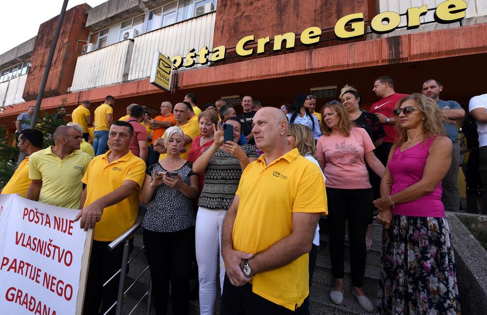 <p>Zaposleni traže povećanje zarada za 30 odsto, iz uprave navode da o tome mogu razgovarati nakon završetka devetomjesečnog poslovnog izvještaja</p>