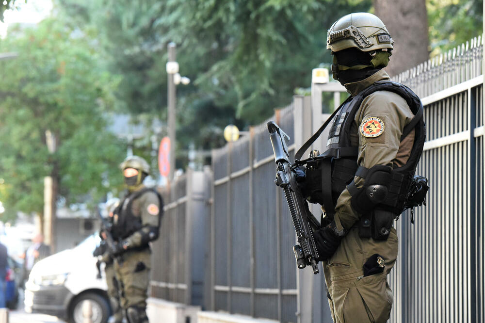 Pripadnici policije obezbjeđuju zgradu Višeg suda (ilustracija), Foto: Savo Prelević