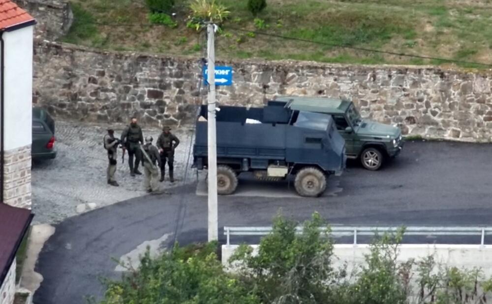 <p>„Vidimo naoružane ljude, radi se o teškom naoružanju, puca se na nas, pucamo mi. Mislimo da su strani ljudi u uniformi sa teškim naoružanjem“, rekao je v.d. direktor Kosovske policije za region Sjever</p>