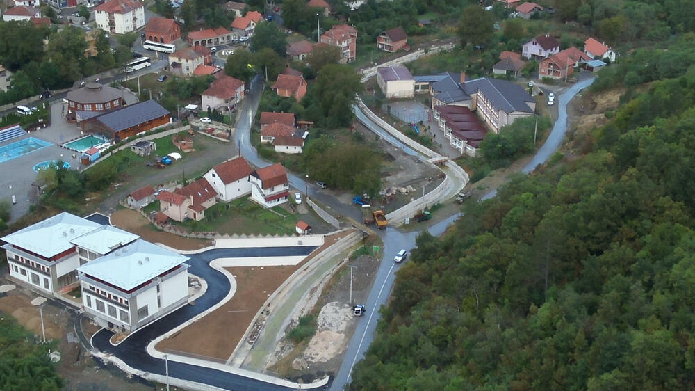 <p>„Vidimo naoružane ljude, radi se o teškom naoružanju, puca se na nas, pucamo mi. Mislimo da su strani ljudi u uniformi sa teškim naoružanjem“, rekao je v.d. direktor Kosovske policije za region Sjever</p>